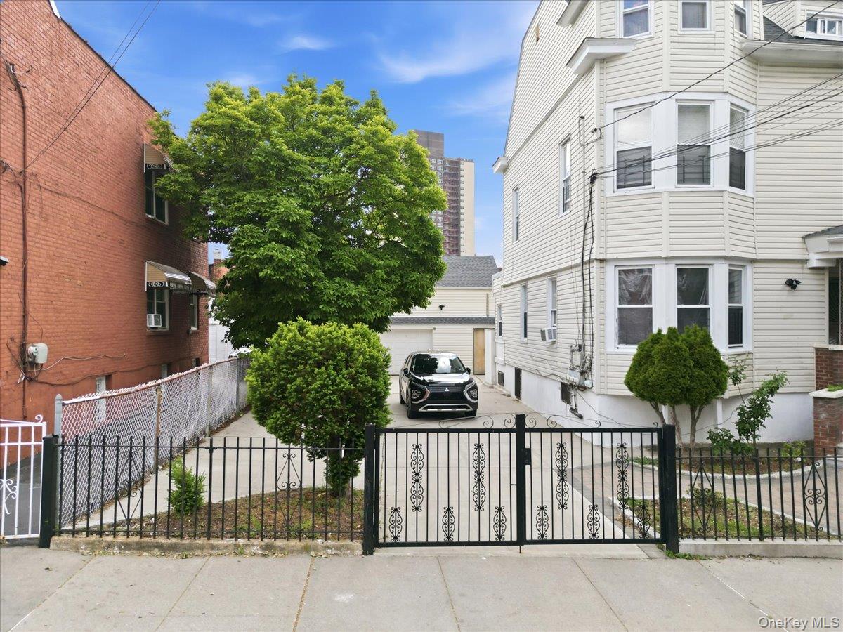 844-48 E 215th Street