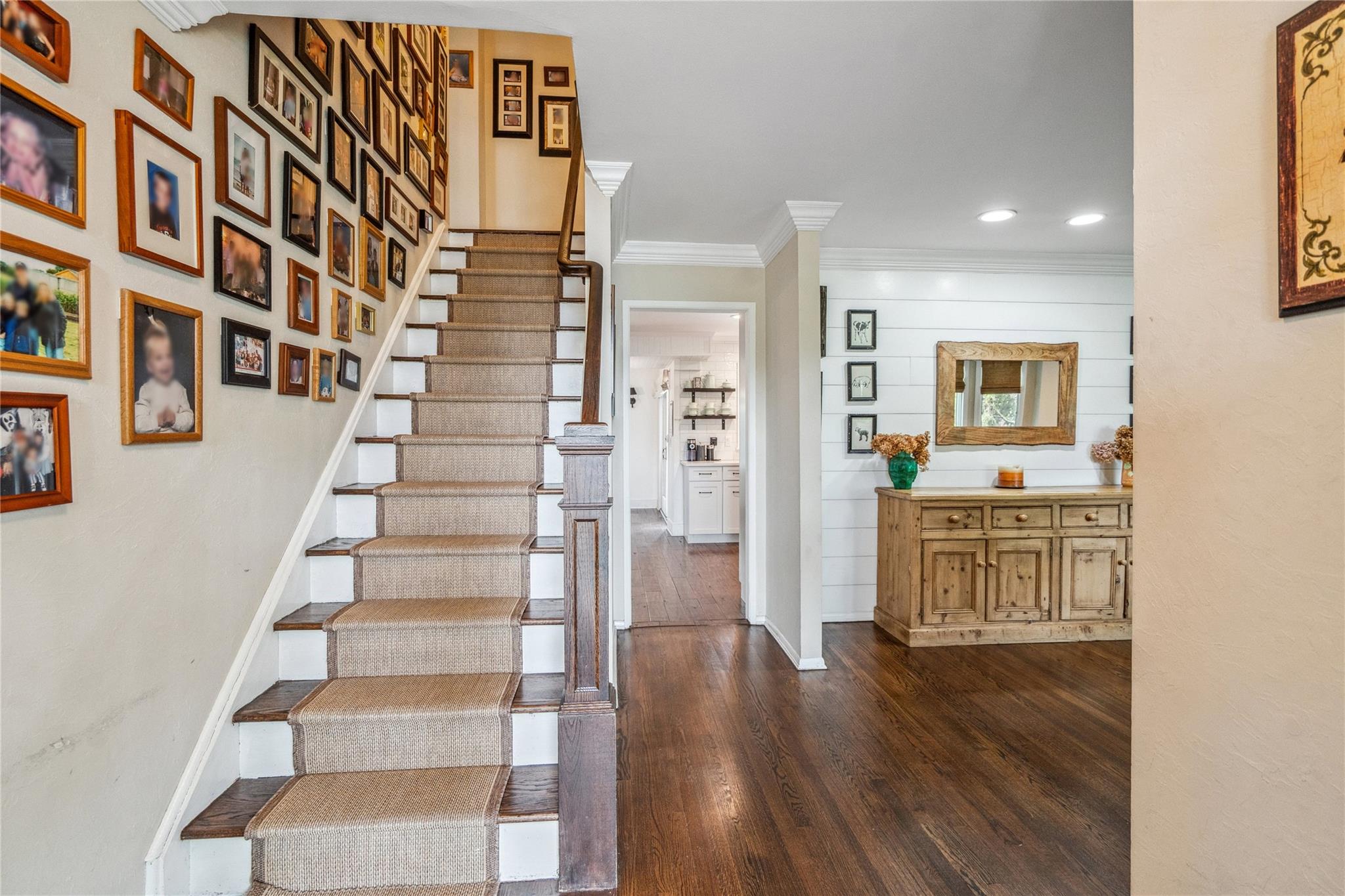 110 Cayuga Place, Jericho, New York image 5