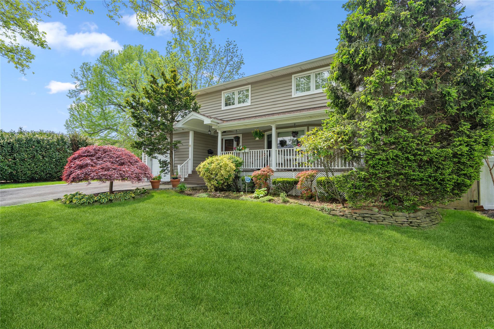 110 Cayuga Place, Jericho, New York image 2