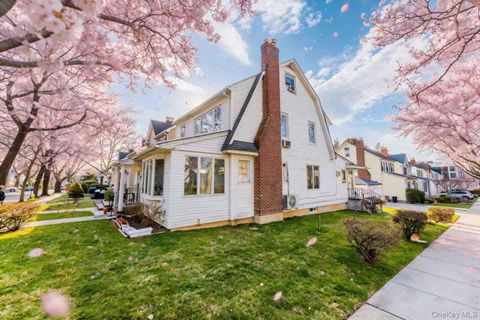 Homes For Sale - 257-17 Pembroke Avenue<br/> Great Neck, NY 11020