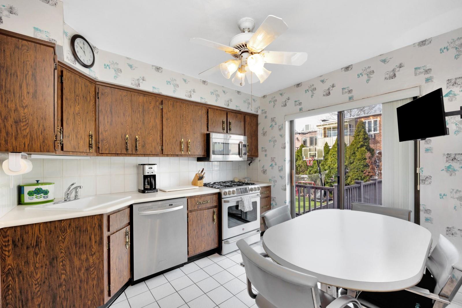 63-36 W 72 Street, Middle Village, New York image 10
