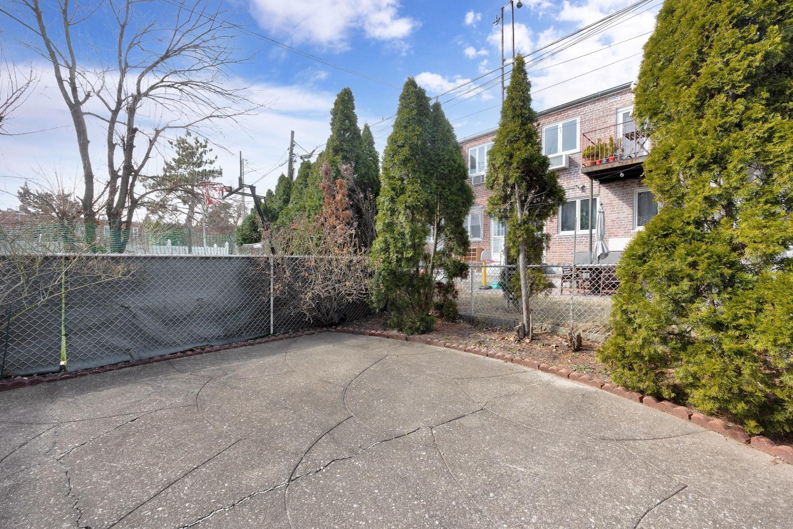 63-36 W 72 Street, Middle Village, New York image 22