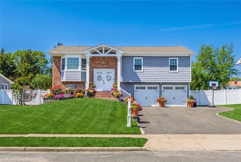 Photo of 22 Marquette Drive, Smithtown, NY 11787 (MLS # 984782)