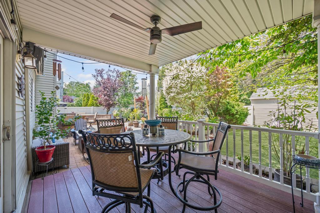 1 Darwin Drive, Merrick, New York image 32