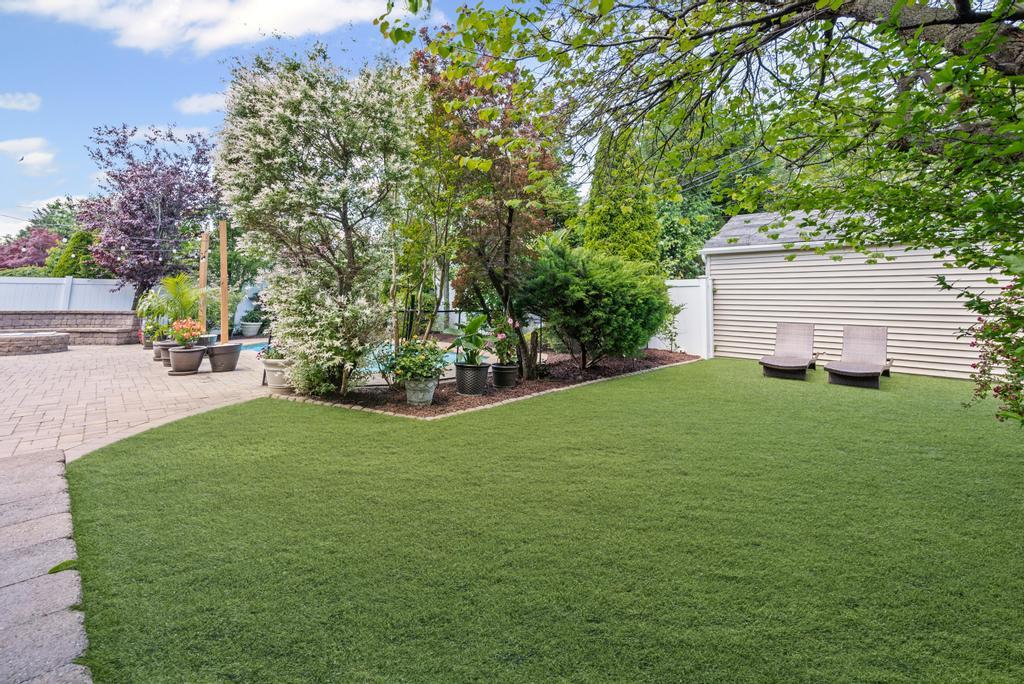1 Darwin Drive, Merrick, New York image 34