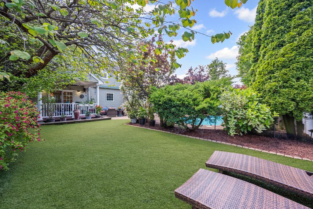 1 Darwin Drive, Merrick, New York image 35