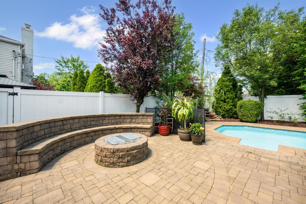 1 Darwin Drive, Merrick, New York image 36