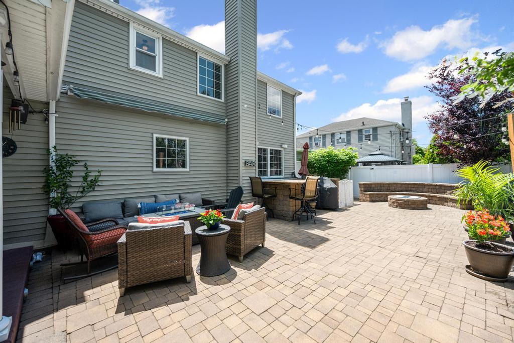 1 Darwin Drive, Merrick, New York image 33