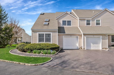 Condo For Sale - 456 Village Oaks Lane<br/> Babylon, NY 11702