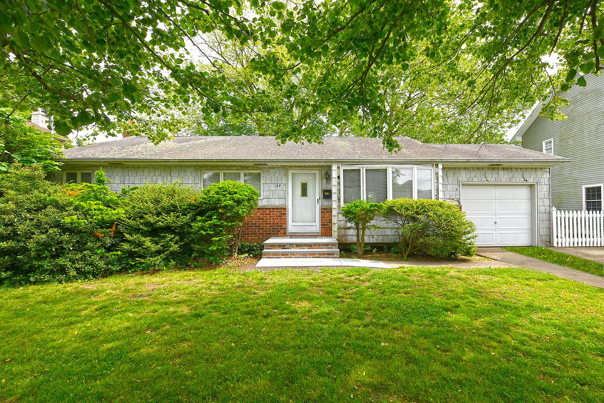 29 Midwood Drive, Plainview, New York image 2