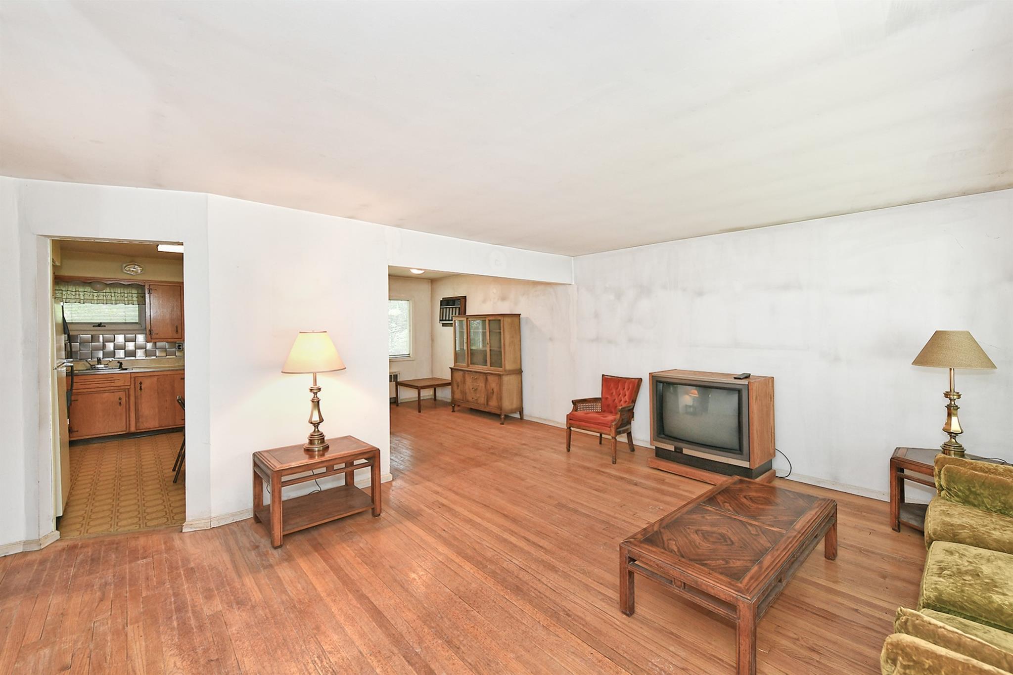 29 Midwood Drive, Plainview, New York image 4