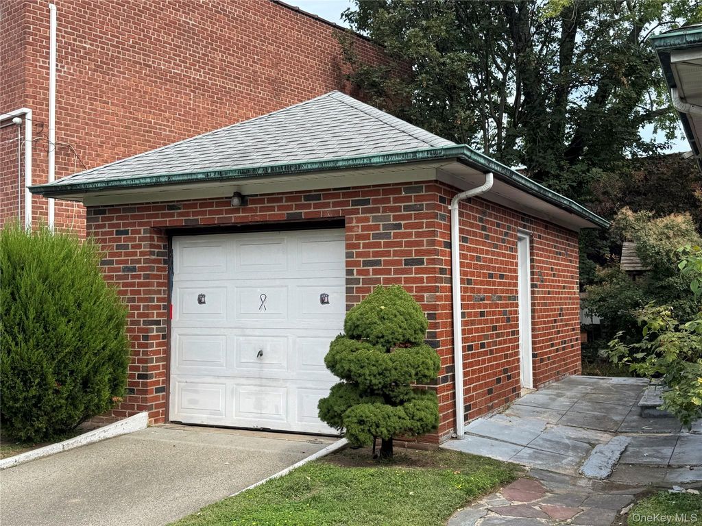 Photo of 180 Swinton Avenue, Bronx, NY 10465 (MLS # 922205)