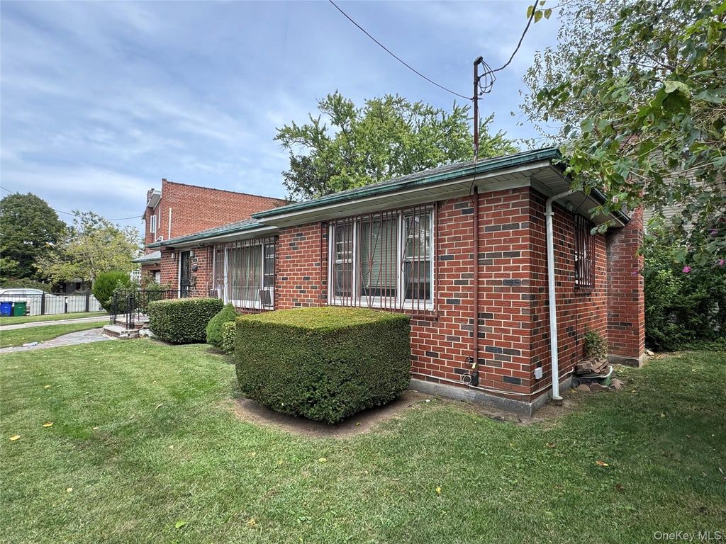 Photo of 180 Swinton Avenue, Bronx, NY 10465 (MLS # 922205)