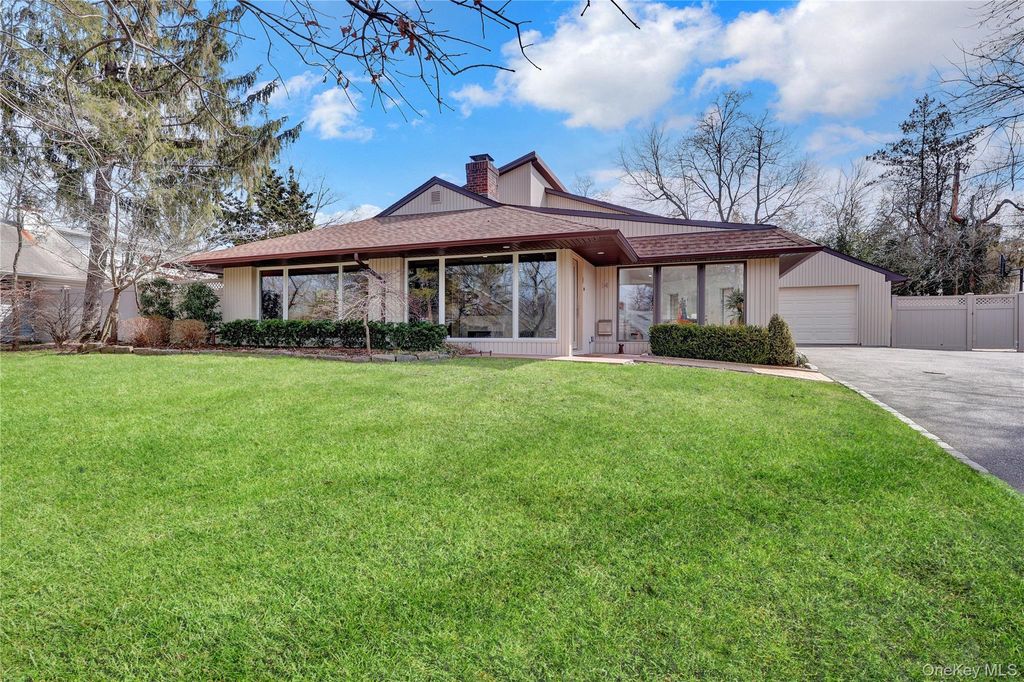 Photo of 14 Regent Place, Roslyn, NY 11576 (MLS # 973655)