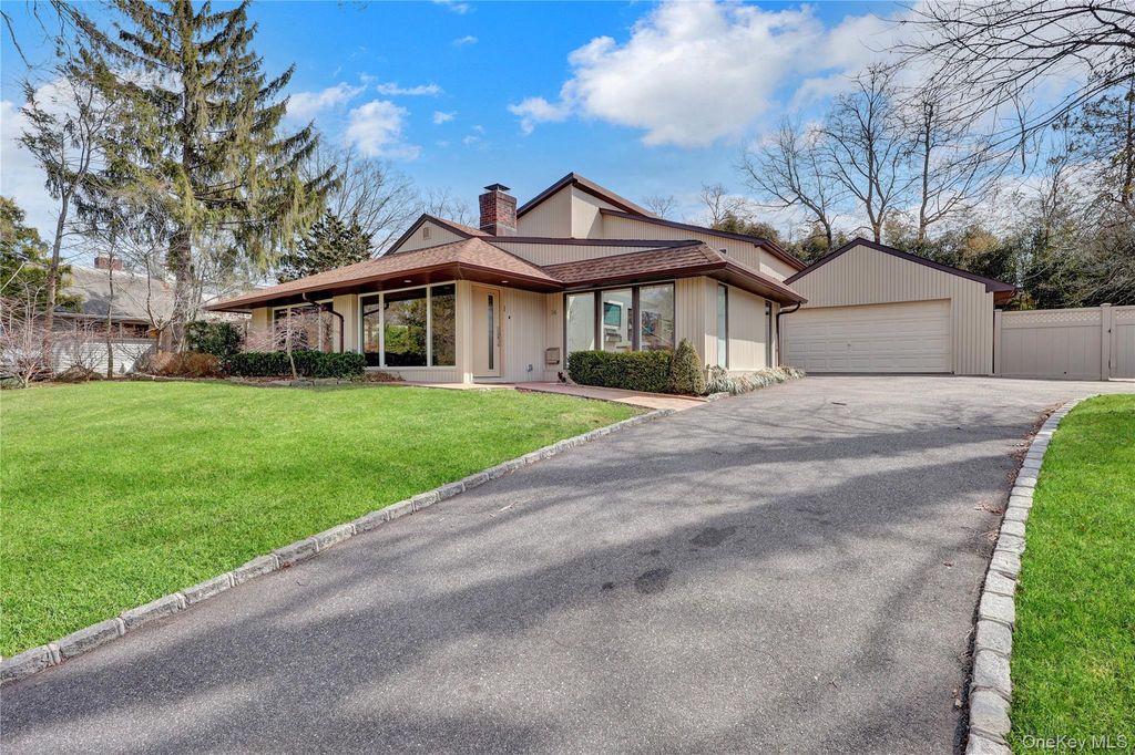 Photo of 14 Regent Place, Roslyn, NY 11576 (MLS # 973655)