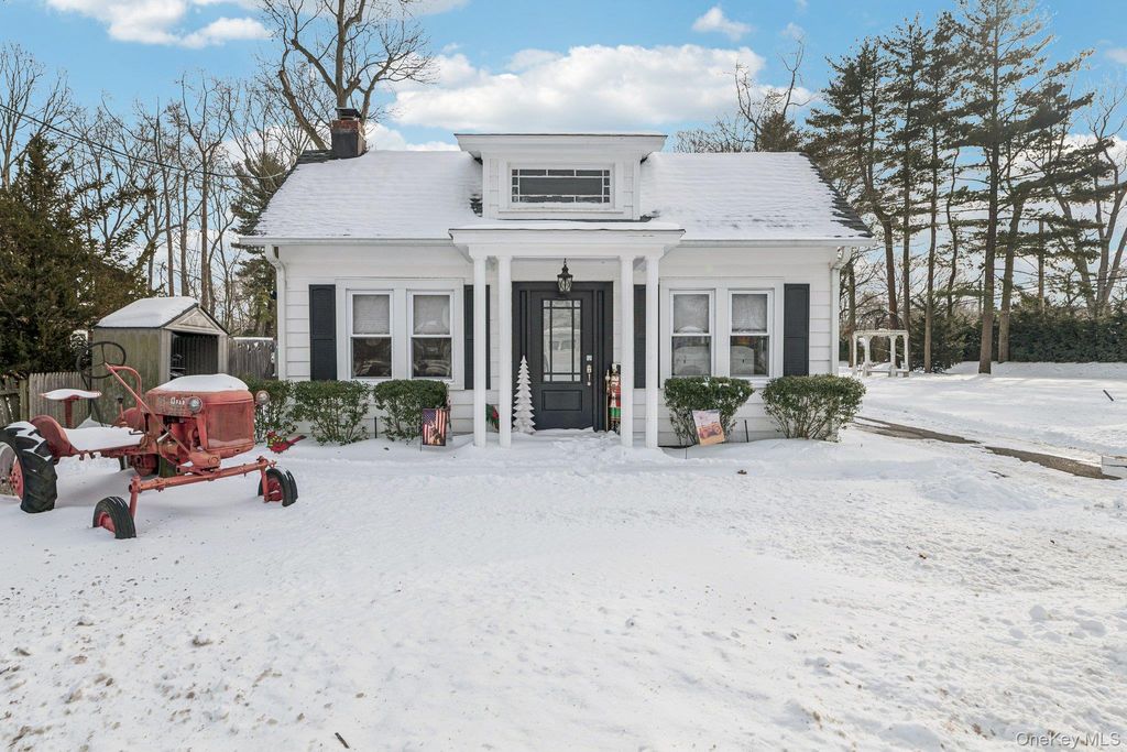 Photo of 2 Oak Street, Smithtown, NY 11787 (MLS # 956479)