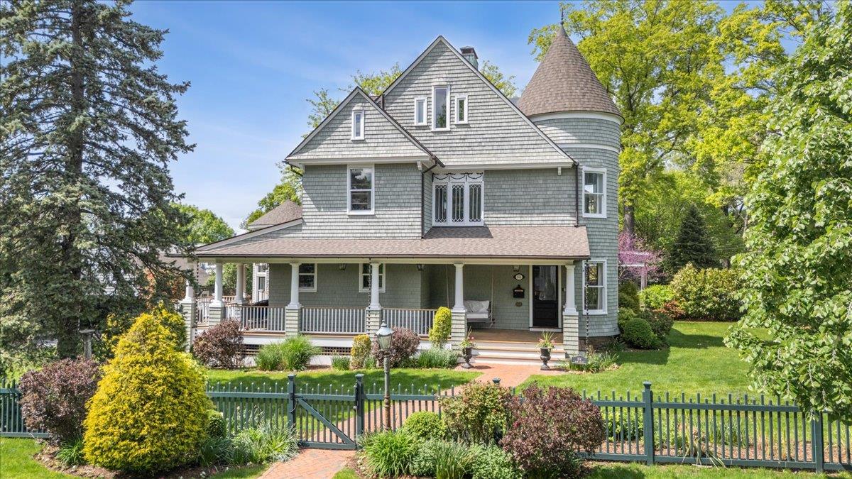 Beach Avenue, Larchmont, New York - 7 Bedrooms  
6 Bathrooms  
14 Rooms - 