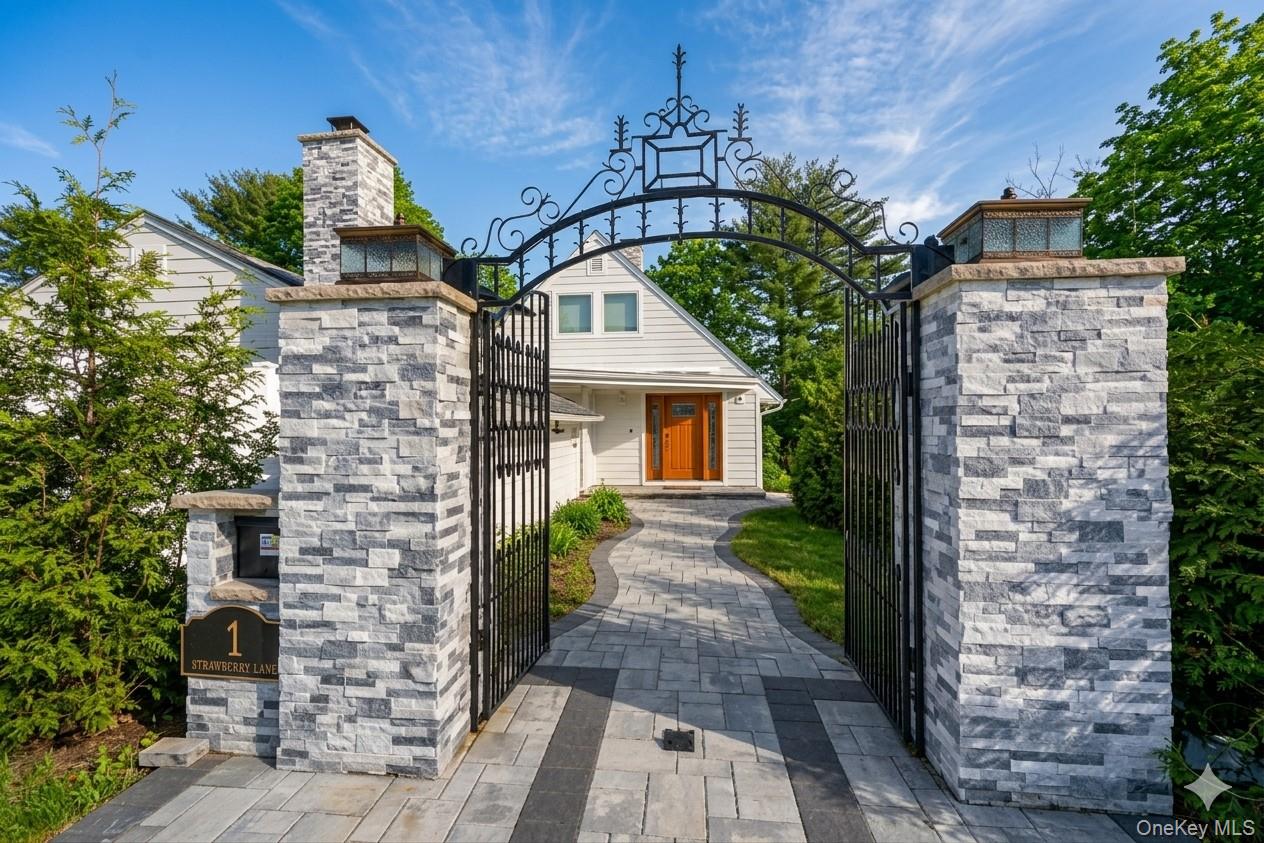 Photo 1 of 41 — 1 Strawberry Lane, Roslyn Heights, NY 11577