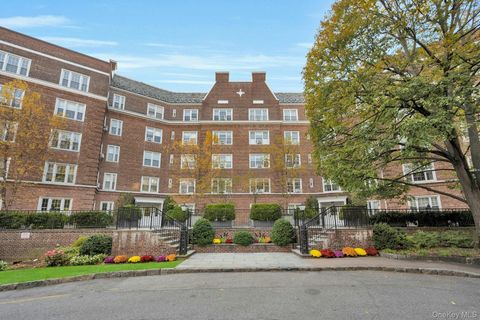 Photo of 5 Midland Gardens #3M, Bronxville, NY 10708 (MLS # 929533)