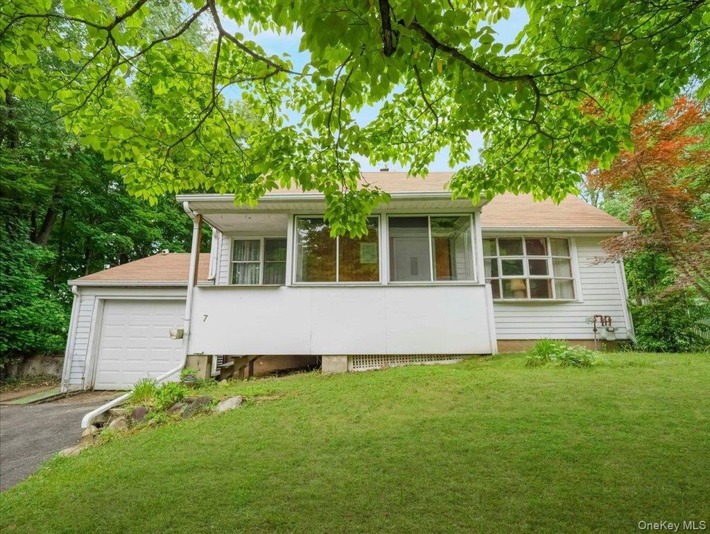 Photo of 7 Hillaire Place, Nanuet, NY 10954 (MLS # 1027892)