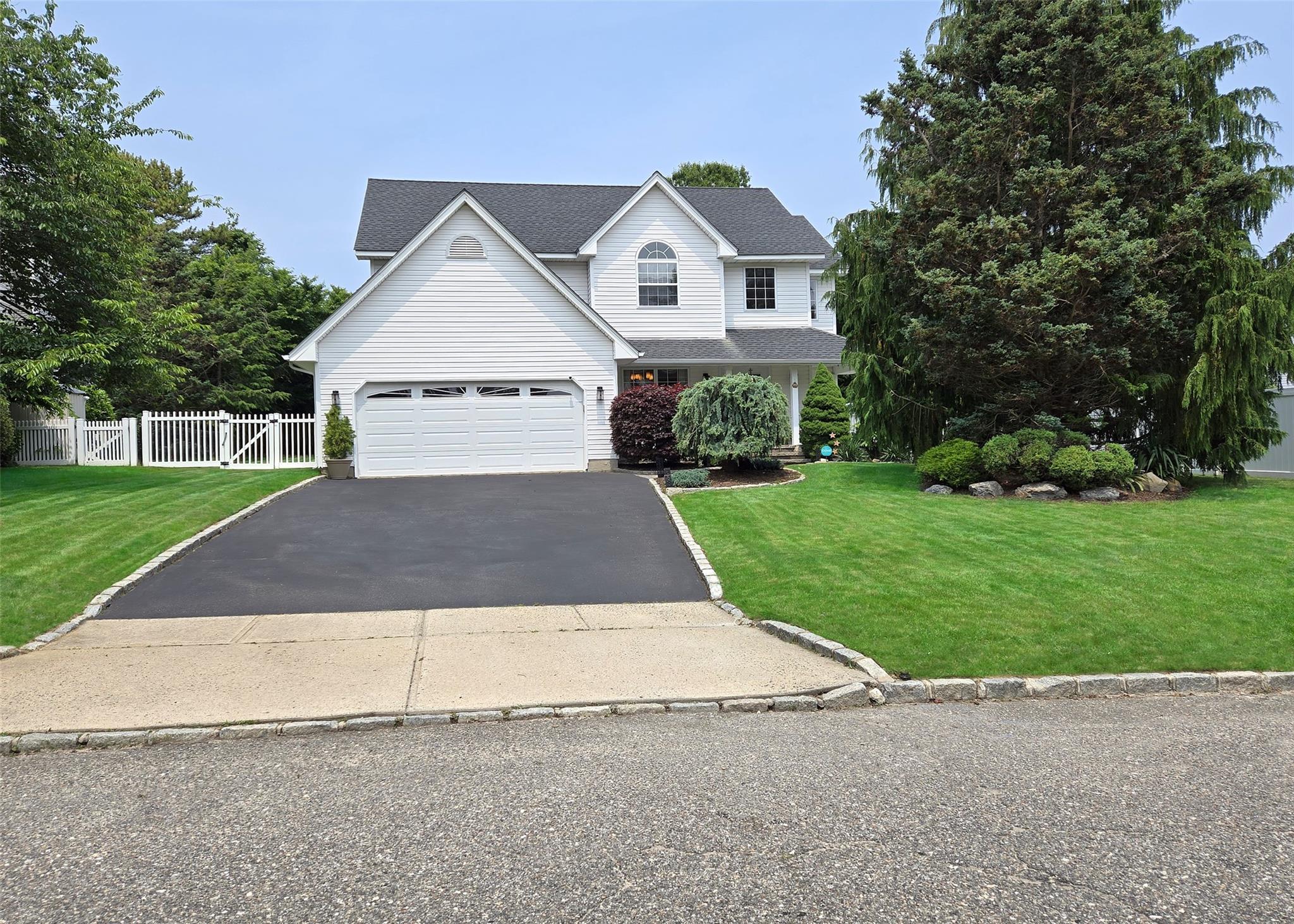 Long, House Way, Commack, Hamptons, NY - 4 Bedrooms  
3 Bathrooms - 