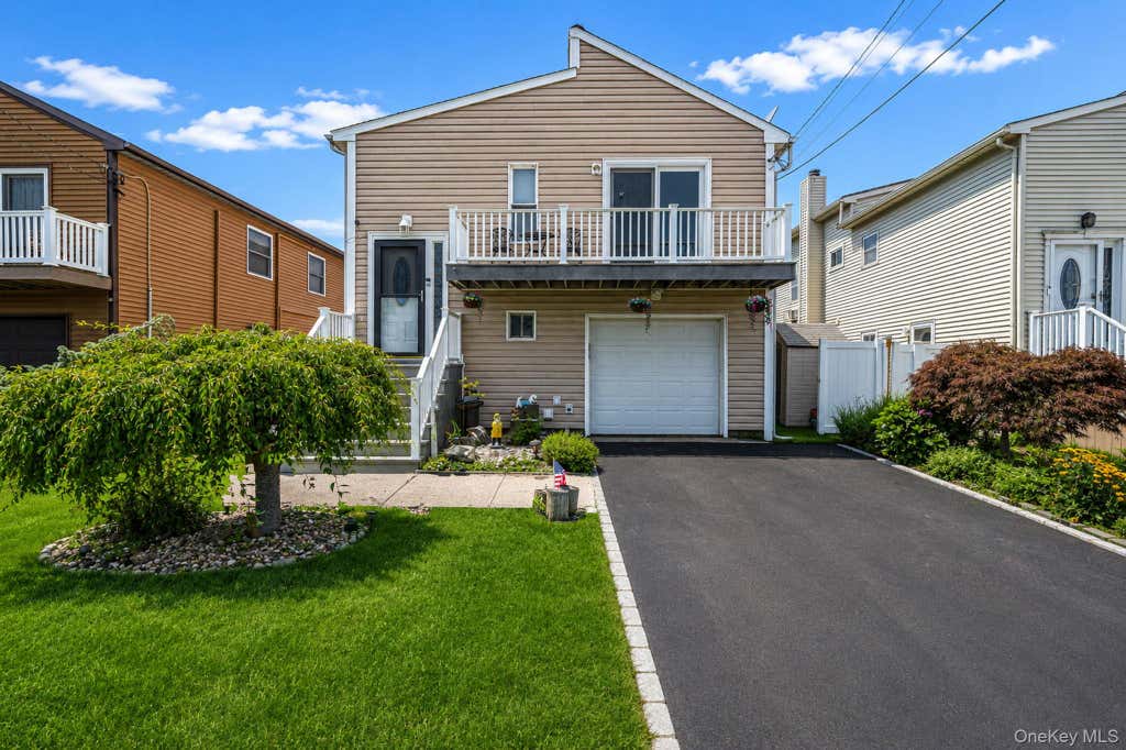 Photo of 32 Yacht Club Road, Babylon, NY 11702 (MLS # 1029874)