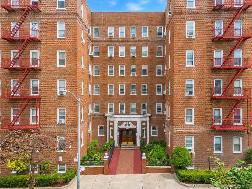 Photo of 63-109 Saunders Street #A8, Rego Park, NY 11374 (MLS # 1040026)