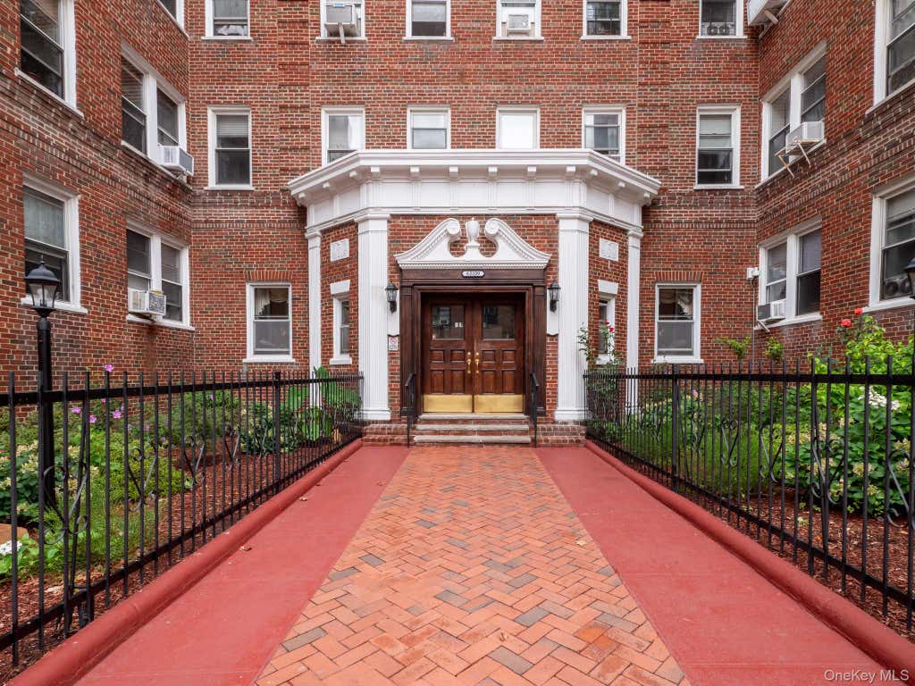 Photo of 63-109 Saunders Street #A8, Rego Park, NY 11374 (MLS # 1040026)