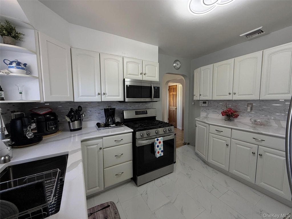 Photo of 8 Cedarlawn Boulevard, Valley Stream, NY 11580 (MLS # 1001392)