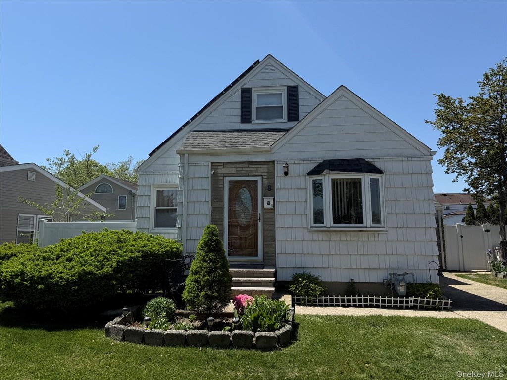 Photo of 8 Cedarlawn Boulevard, Valley Stream, NY 11580 (MLS # 1001392)