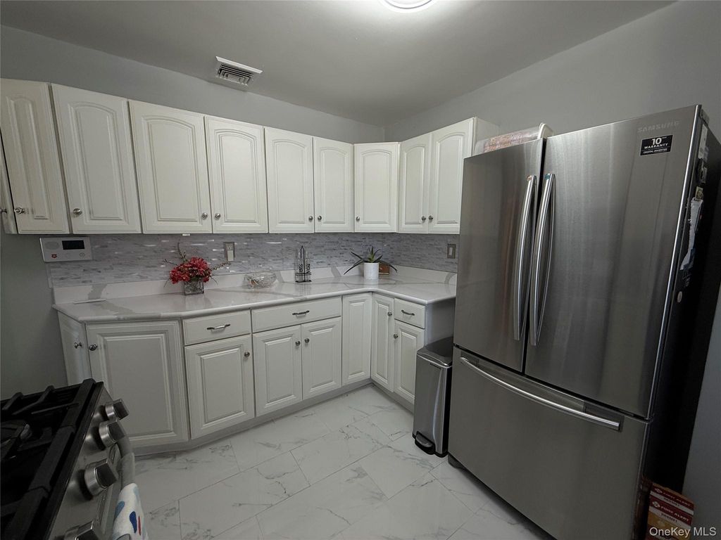 Photo of 8 Cedarlawn Boulevard, Valley Stream, NY 11580 (MLS # 1001392)