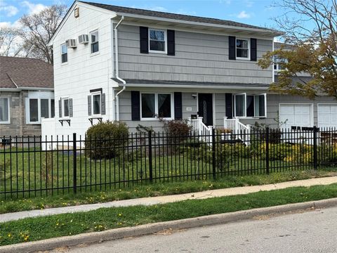 Photo of 1003 Washington Street, Baldwin Harbor, NY 11510 (MLS # 856876)