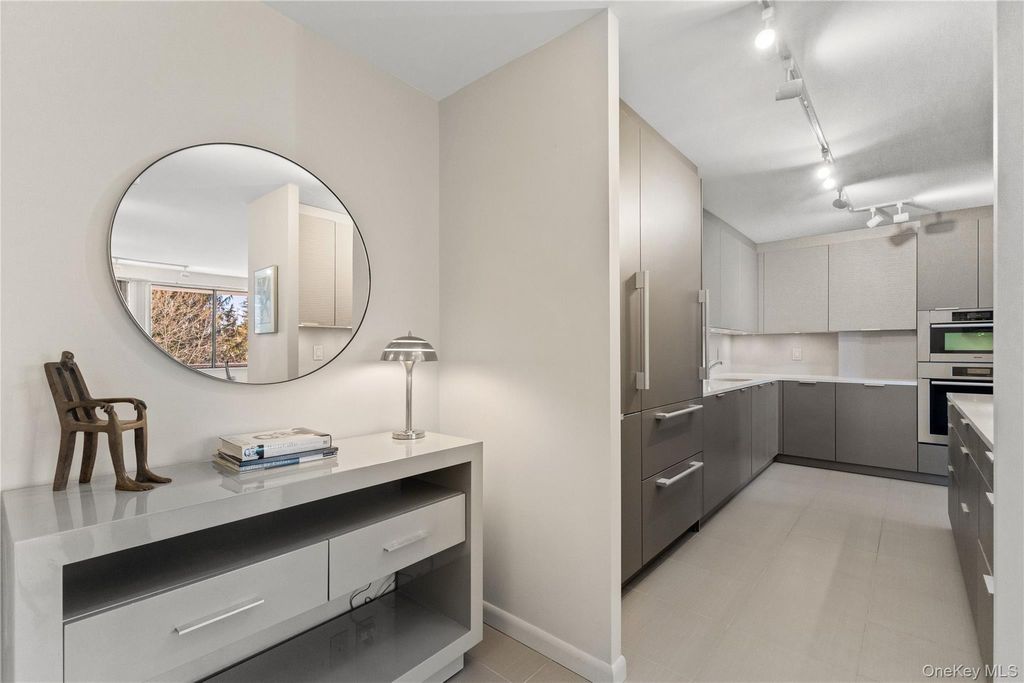 Photo of 15 Stewart Place #4A, White Plains, NY 10603 (MLS # 956488)