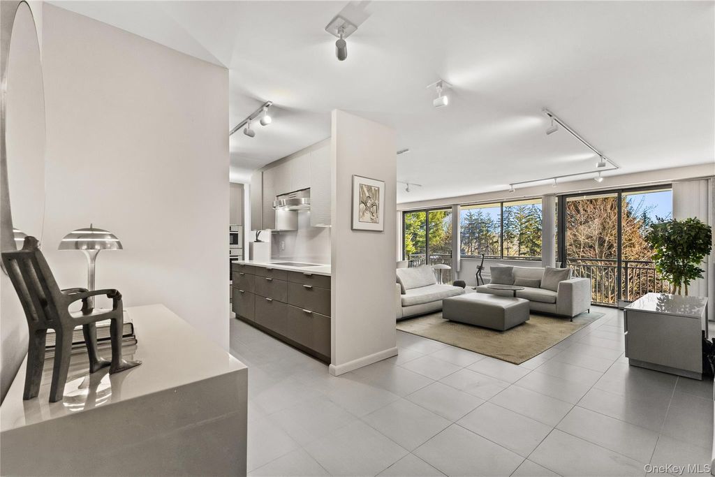 Photo of 15 Stewart Place #4A, White Plains, NY 10603 (MLS # 956488)