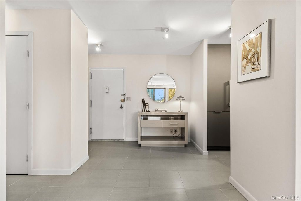 Photo of 15 Stewart Place #4A, White Plains, NY 10603 (MLS # 956488)