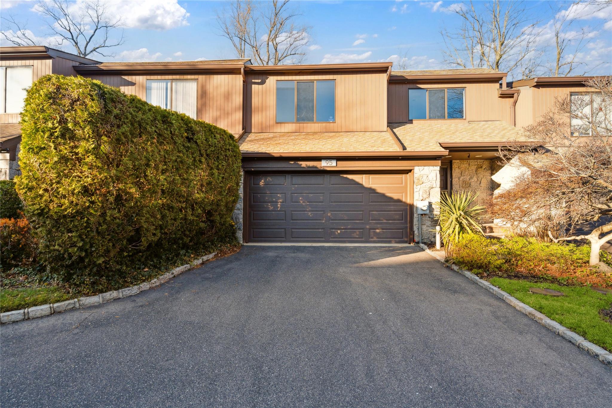 95 Deer Run, Roslyn Heights, New York image 1