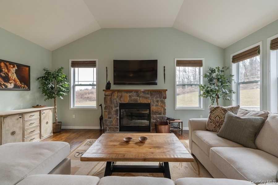 Milton, New York 12547, United States, 3 Bedrooms Bedrooms, ,2 BathroomsBathrooms,Residential,Active,237042