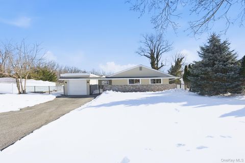 Photo of 5 Bowman Lane, Kings Park, NY 11754 (MLS # 961548)
