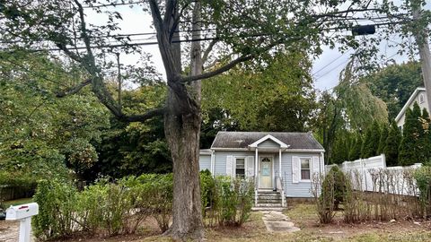 Photo of 21 Newfoundland Avenue, Huntington, NY 11743 (MLS # 918116)