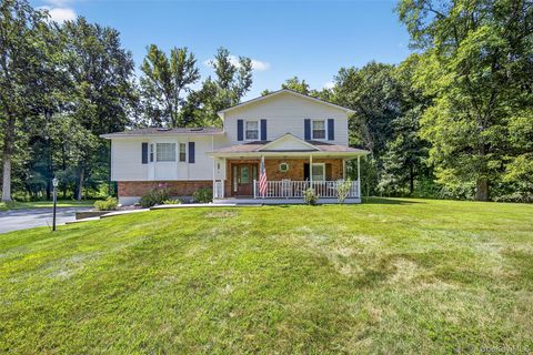Photo of 20 Pinebrook Loop, Hopewell Junction, NY 12533 (MLS # 900987)