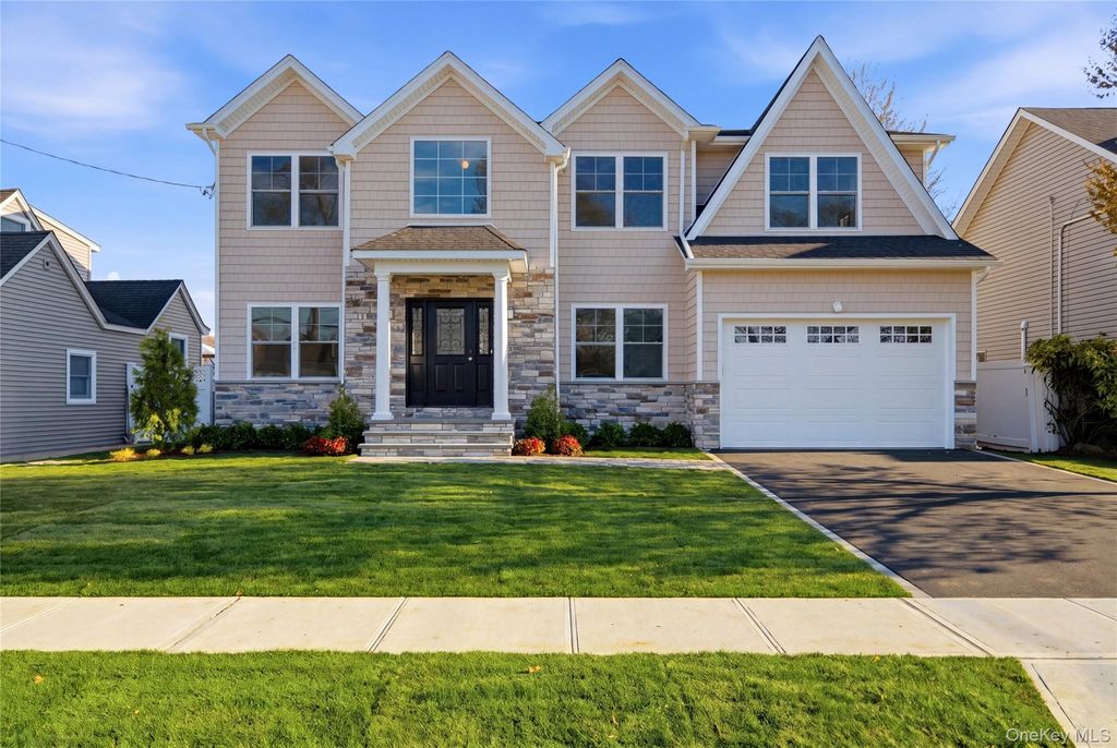 Photo of 32 Massapequa Avenue, Massapequa Park, NY 11762 (MLS # 893141)
