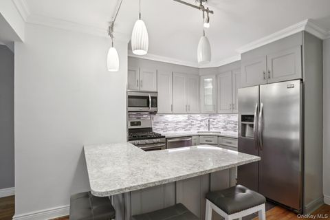 Photo of 255 Bronx River Road #8J, Yonkers, NY 10704 (MLS # 920178)