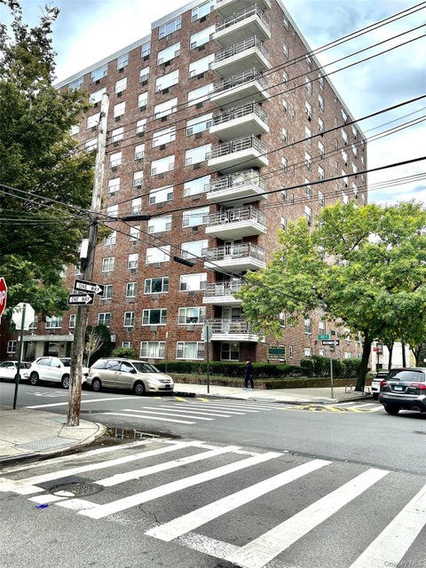Photo of 89-00 170 Street #5E, Jamaica Hills, NY 11432 (MLS # 1029565)