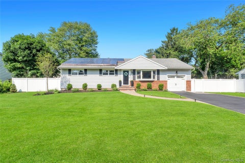 Homes For Sale - 5 Shaftsbury Lane<br/> Melville, NY 11747
