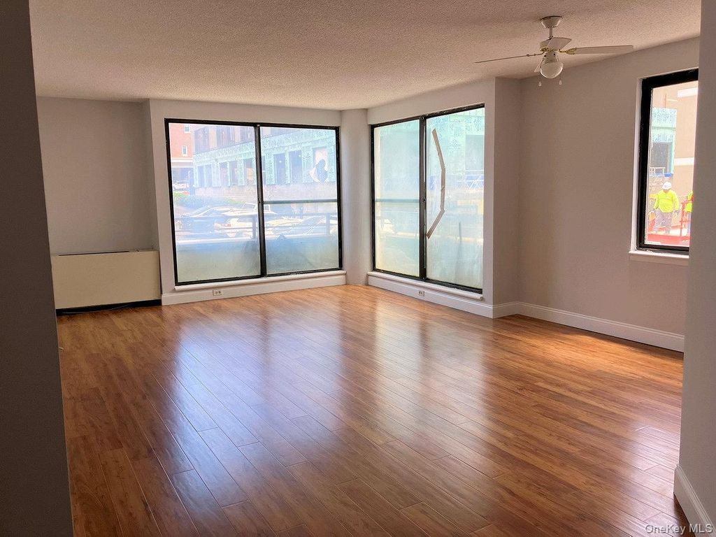 Photo of 10 Cottage Place #2E, White Plains, NY 10601 (MLS # 1014027)