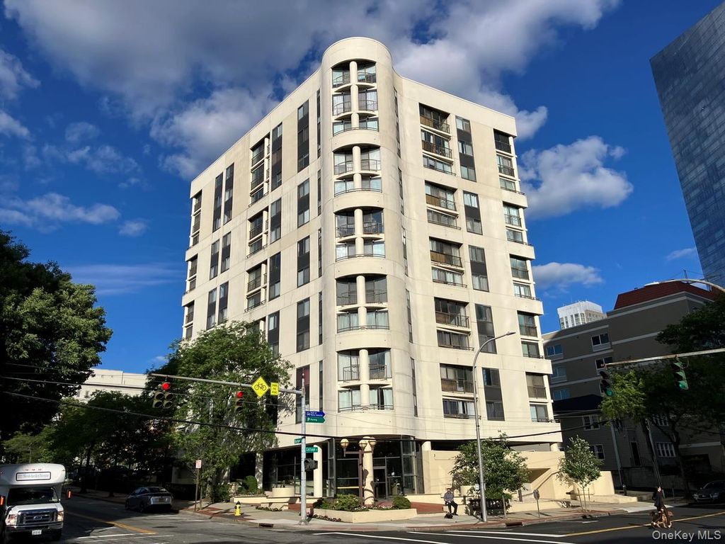 Photo of 10 Cottage Place #2E, White Plains, NY 10601 (MLS # 1014027)