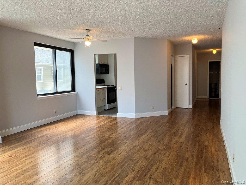 Photo of 10 Cottage Place #2E, White Plains, NY 10601 (MLS # 1014027)