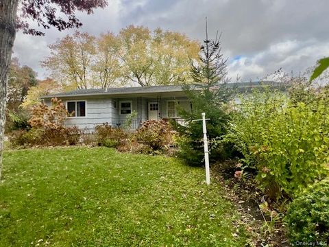 Photo of 152 Mill Road, Riverhead, NY 11901 (MLS # 930827) Photo of 152 Mill Road, Riverhead, NY 11901 (MLS # 930827)