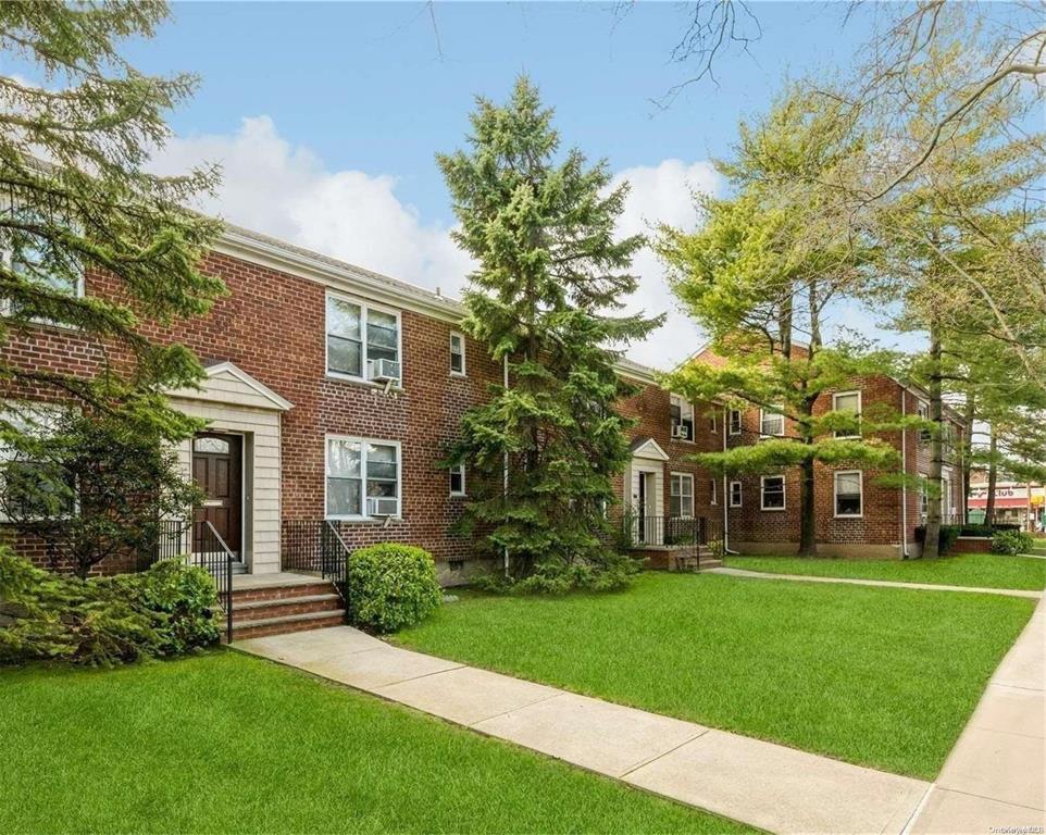 Property for Sale at Clearview Expressway 354, Bayside, Queens, NY - Bedrooms: 1 
Bathrooms: 1 
Rooms: 4  - $219,000
