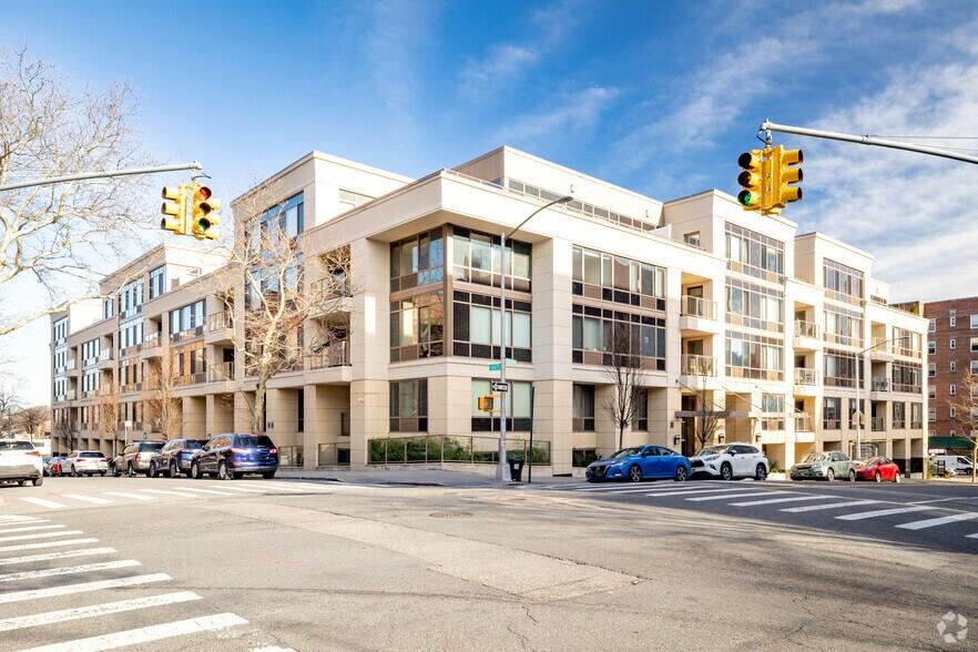 Property for Sale at Yellowstone Boulevard, Forest Hills, Queens, NY - Bedrooms: 1 
Bathrooms: 2 
Rooms: 4  - $698,000